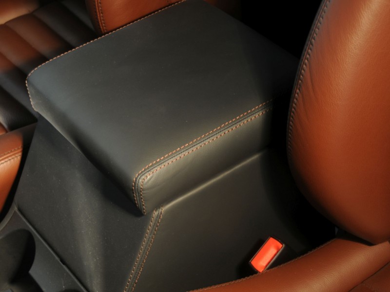 Centre console covered in leather